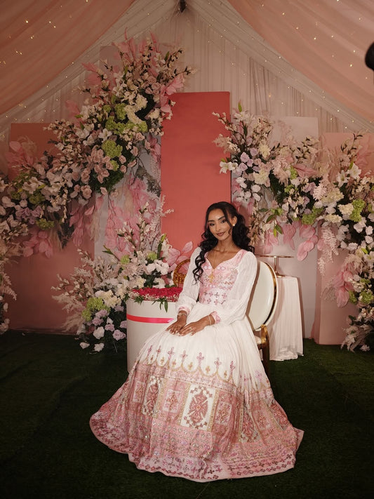 ሐበሻ የጋብቻ ቀሚስ – ነጭ እና ሮዝ ክር የተዋበ የጥጥ ቀሚስ