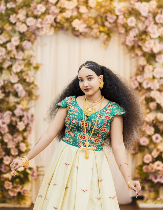 አረንጓዴ የሙሽራ ቀሚስ – ለባህላዊ ሠርግ የሚሆን ውበትና ክብር